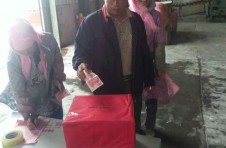 用心點(diǎn)燃希望  用愛撒播人間                     ——-金龍集團(tuán)公司為困難員工組織愛心捐款