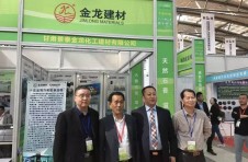 中國建材協會石膏分會會長徐絡屹、西安建筑科技大學控股集團公司剛總蒞臨金龍建材展會現場參觀指導