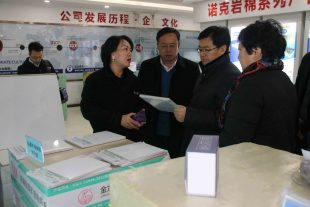 白銀市市長張旭晨、景泰縣縣委書記李作璧、縣長張文玲等一行領導對金龍建材視察指導工作